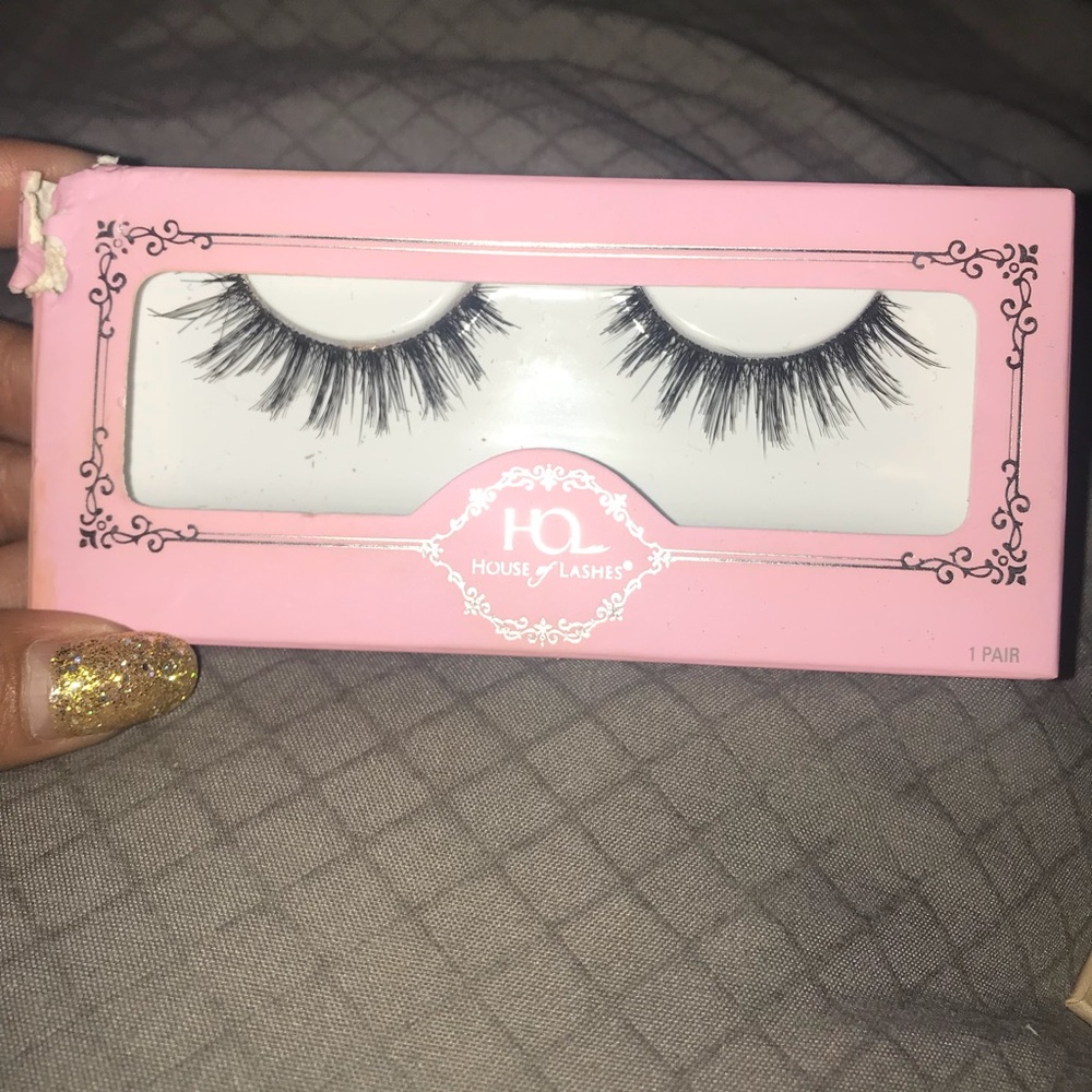 house of lashes eyelash in the style featherette.